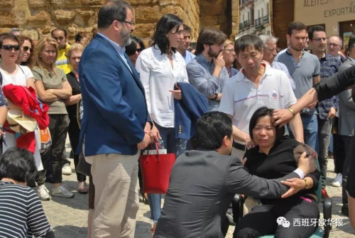 領(lǐng)事參贊朱健先生慰問(wèn)遇難者家屬。(圖片來(lái)源：西班牙《歐華報(bào)》微信公眾號(hào))