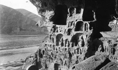 沙畹于1907年7月拍攝的龍門石窟。