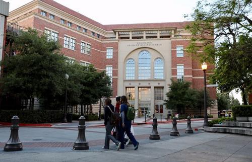 南加州大學(xué)英格曼學(xué)生健康中心成了媒體關(guān)注的焦點。(美國《僑報》/邱晨 攝)