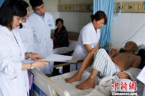 圖為醫(yī)療隊(duì)進(jìn)入當(dāng)?shù)夭》繒\疑難病癥?！￡愳o 攝