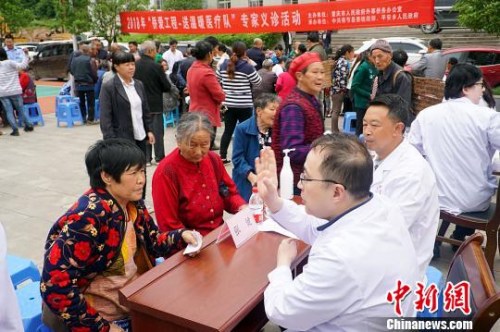 圖為醫(yī)療隊(duì)開展義診活動?！￠Z飛 攝