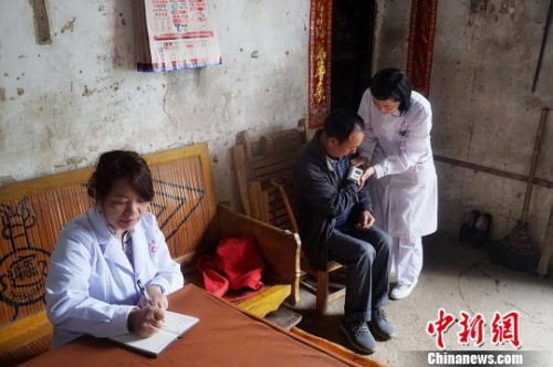 圖為醫(yī)療隊(duì)深入困難群眾家中義診?！￠Z飛 攝