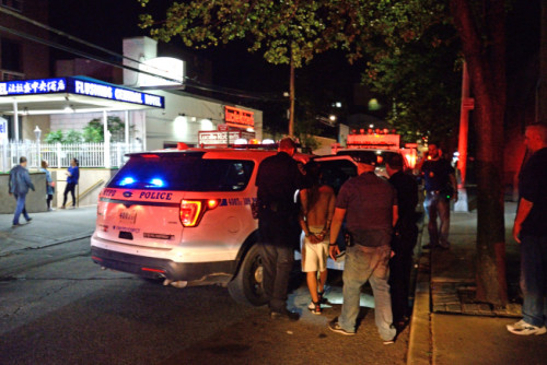 警察將惡少雙手反銬，帶回警局。(美國《世界日報》記者朱澤人 攝)