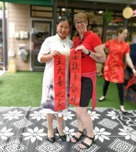 Feifei(左一)參加奧大教育學(xué)院幼兒園中國新年文化活動。(圖片由受訪者提供)