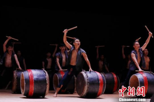 今年是世界節(jié)令鼓創(chuàng)立30周年，來(lái)自馬來(lái)西亞的3支節(jié)令鼓隊(duì)與華僑大學(xué)、廈門竹壩學(xué)校廿四節(jié)令鼓隊(duì)等同臺(tái)演出?！≤囍苎?攝