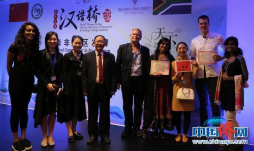 圖為獲獎選手與嘉賓慶祝勝利?！⊥蹶?攝