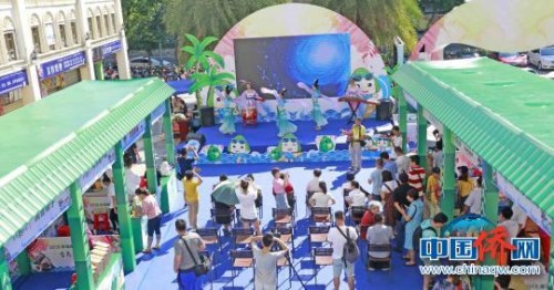 “2018海南端午全民粽動(dòng)員”活動(dòng)在?？隍T樓小吃街啟幕?！堒缫?攝