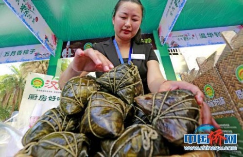 現(xiàn)場(chǎng)展示的海南粽子。　張茜翼 攝