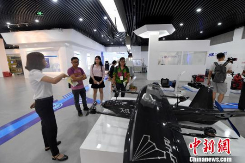 圖為海外媒體記者參訪南寧·中關(guān)村創(chuàng)新示范基地?！∮峋?攝