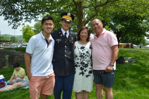 鄭永樂(lè)(右一)細(xì)心栽培兒子鄭祖毅(左二)，并為年輕一代越來(lái)越多華裔參軍感到自豪。(美國(guó)《世界日?qǐng)?bào)》/牟蘭 攝)