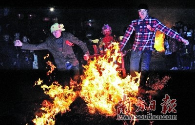 在凌學(xué)敏看來，潮汕民俗活動與其他地方的民俗活動有著本質(zhì)上的差別。圖為他拍攝的正月十五揭陽新亨鎮(zhèn)仙美村跳火堆民俗活動。 凌學(xué)敏 攝