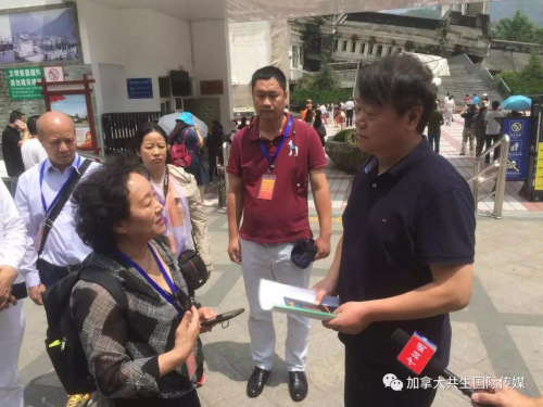 美國(guó)紐約中國(guó)廣播網(wǎng)節(jié)目總監(jiān)崔濤女士(左)向沈超主任贈(zèng)送資料