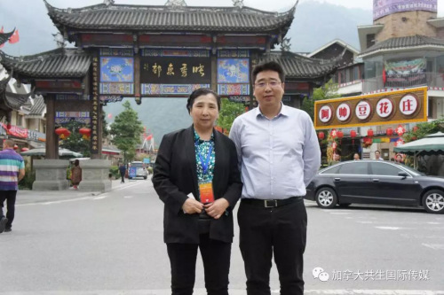 龍躍先生(右)在映秀東村接受加拿大共生國(guó)際傳媒記者胡憲(左)采訪。