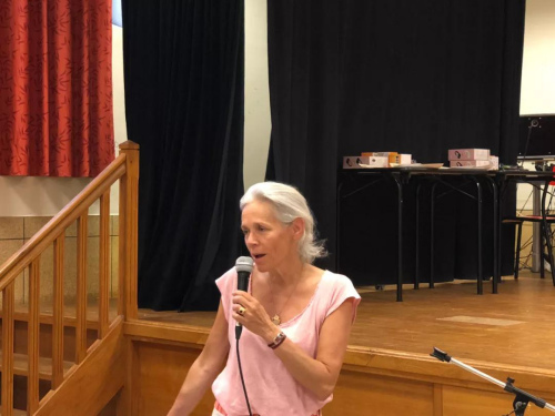 Hélène Boucher中學校長阿梅勒-努依(Armelle Nouis)觀看了比賽，并對生動活潑的比賽形式予以贊賞(圖片來源：歐洲時報記者孔帆拍攝)。