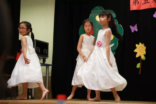 舞蹈組小朋友表演節(jié)目。