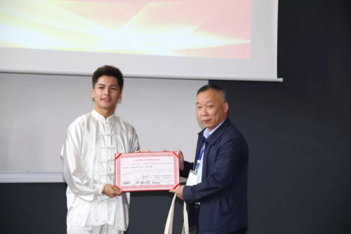 鐘誠常務副社長為獲得單項獎的拉羅謝爾孔子學院選手王樂家頒獎(圖片來源：歐洲時報記者黃冠杰拍攝)