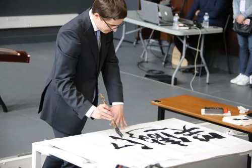 拉羅謝爾孔子學院李顧南書法表演。