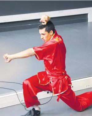 巴黎七大孔子學院泰麥洛表演龍拳。(圖片來源：歐洲時報記者黃冠杰拍攝)