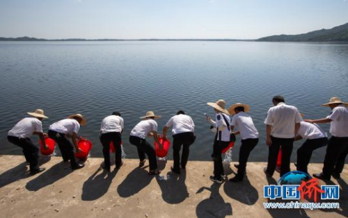 萬寧在該市小海南部海域舉行2018年增殖放流活動 ?！蛆i 攝