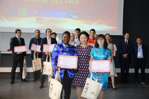 夏蔭代總領事為獲得二等獎的選手頒獎。