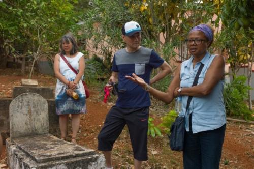 羅笑娜(右)返回中國尋根，并到外祖父墳前掃墓。(美國《世界日報》/羅笑娜提供)