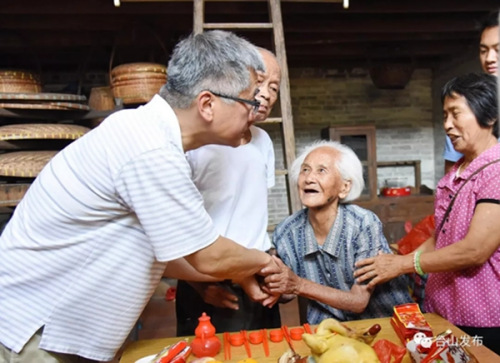 回鄉(xiāng)探親。