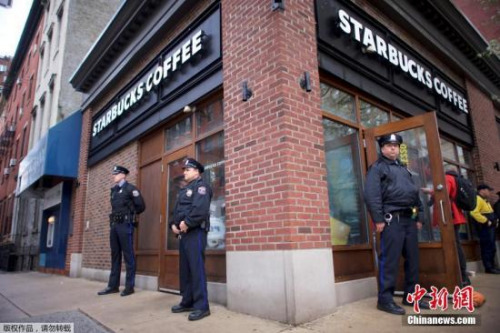 據(jù)警方透露，這兩名非洲裔男子在店內(nèi)等候朋友，他們想借用洗手間，但店員聲稱只有在店里消費(fèi)的顧客才能使用。這兩名男子隨后在店里繼續(xù)等待朋友，但是店員卻把警察喊來(lái)了。警察將兩人用手銬帶走調(diào)查。圖為費(fèi)城星巴克門外的警察。