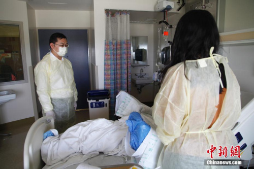 當?shù)貢r間5月30日凌晨，加拿大多倫多一民宅發(fā)生火災(zāi)，造成在此租住的多倫多大學(xué)士嘉堡校區(qū)中國留學(xué)生1人死亡、3人受傷。中國駐多倫多代總領(lǐng)事莊耀東（左）等當天趕往醫(yī)院看望受傷學(xué)生，表達慰問。他表示，總領(lǐng)館將繼續(xù)同有關(guān)方面保持密切溝通，提供一切必要協(xié)助，妥善處理后續(xù)事宜。<a target='_blank' >中新社</a>記者 余瑞冬 攝