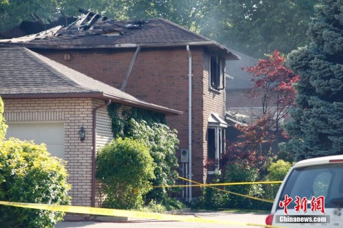 當?shù)貢r間5月30日凌晨，加拿大多倫多一民宅發(fā)生火災(zāi)，造成在此租住的多倫多大學(xué)士嘉堡校區(qū)中國留學(xué)生1人死亡、3人受傷。當天下午，失火民宅已無明火，但仍有輕微冒煙。<a target='_blank' >中新社</a>記者 余瑞冬 攝
