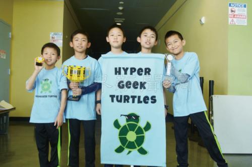 五個華裔孩子：雷知鋼、陳濟勝、林司涵、陳昱安、周楚凡(自左至右)，獲得第一樂高聯(lián)盟北加少兒冠軍賽冠軍。(美國《世界日報》/記者劉先進 攝)