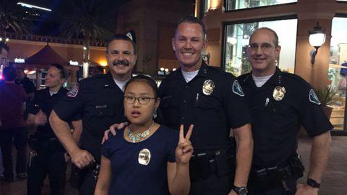 華裔女童周珈彤見義勇為，獲得警局表彰。(周媽媽提供)