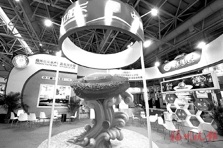 巨大的鮑魚雕塑很搶眼。（圖片來(lái)源：福州晚報(bào)）