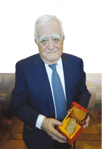 卡薩在展示他的中國紀(jì)念品。 　　本報(bào)記者 黃培昭攝