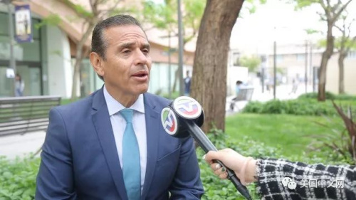 圖為維拉格沙接受美國中文網采訪 美國中文網 何晰媛 攝