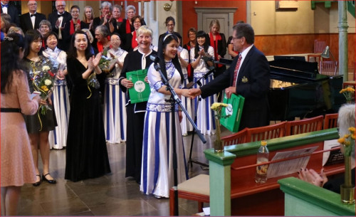 斯德哥爾摩華助中心贈送紀念禮物