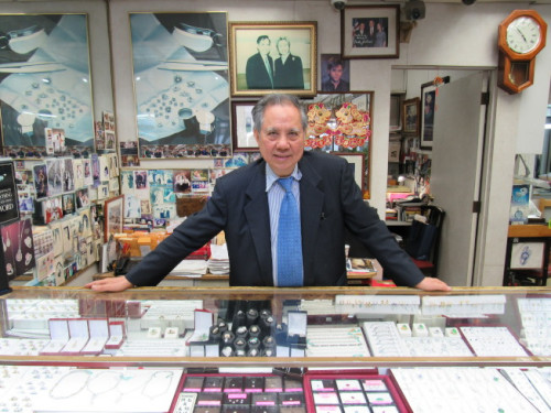 岑灼槐43年前就在紐約曼哈頓華埠經(jīng)營珠寶行。（美國《世界日報》／顏嘉瑩 攝）