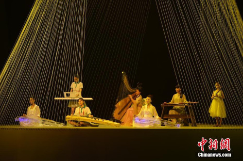 資料圖：2017“文化中國·水立方杯”海外華人中文歌曲大賽在京頒獎圖為充滿中國風(fēng)的節(jié)目《國樂風(fēng)采》。 <a target='_blank'  >中新網(wǎng)</a>記者 富宇 攝
