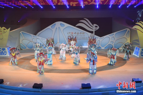 資料圖：2017“文化中國·水立方杯”海外華人中文歌曲大賽在京頒獎。由選手代表帶來的京劇表演《京劇薈萃》。 <a target='_blank'  >中新網(wǎng)</a>記者 富宇 攝