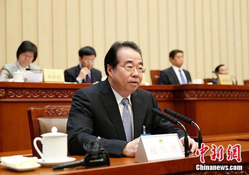 資料圖：4月25日，十三屆全國人大常委會(huì)第二次會(huì)議在北京召開。受國務(wù)院委托，國務(wù)院僑務(wù)辦公室主任許又聲作了關(guān)于華僑權(quán)益保護(hù)工作情況的報(bào)告。<a target='_blank' >中新社</a>記者 杜洋 攝