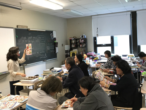 學(xué)員們在課堂上認真學(xué)習(xí)英文