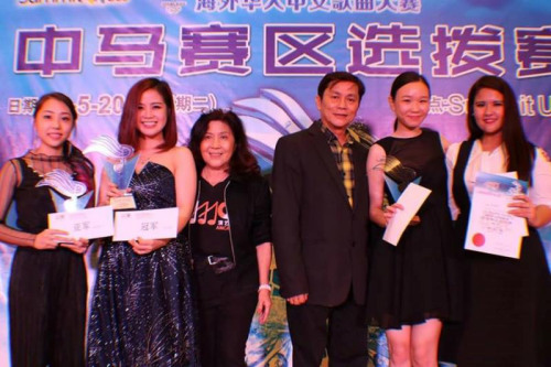 在馬來西亞藝人公會全國總會長高山及總財政盧錦桂的見證下，成人組亞軍得主李艾薇（左一）及冠軍周姝妗將在6月24日與全國各賽區(qū)的水立方代表一較高下。