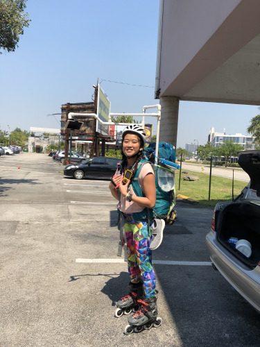 23歲的華裔女孩何易恩(Yanise Ho)正以直排輪滑橫穿全美國(guó)，挑戰(zhàn)最長(zhǎng)輪滑旅程的金氏世界紀(jì)錄。(來(lái)源：美國(guó)《世界日?qǐng)?bào)》 何易恩提供)