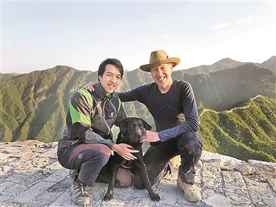 杰米(左)和弟弟幫助爸爸實現(xiàn)了他的第二個“長城夢”——鳥瞰長城全線。