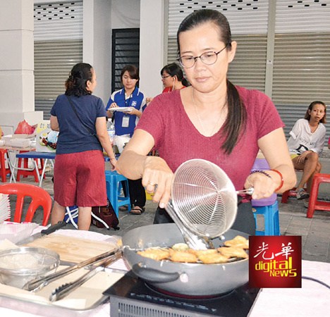 單親媽媽呂翠云炸五香餅，希望能靠自己的勞力賺取孩子的教育費。（馬來西亞《光華日報》）