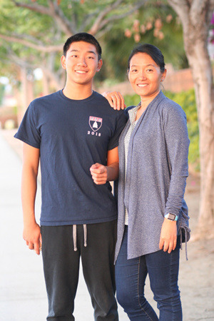 圣地牙哥華裔學(xué)生周敏泰（左）被六所藤校和名校錄取。圖為周敏泰與母親劉飏。（美國《世界日報(bào)》/劉飏提供）