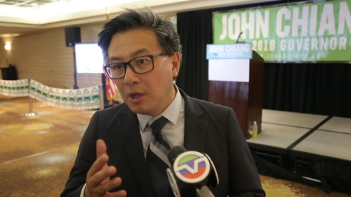 圖為江俊輝競選派對現(xiàn)場接受美國中文網(wǎng)采訪 美國中文網(wǎng) 趙梓亦 攝