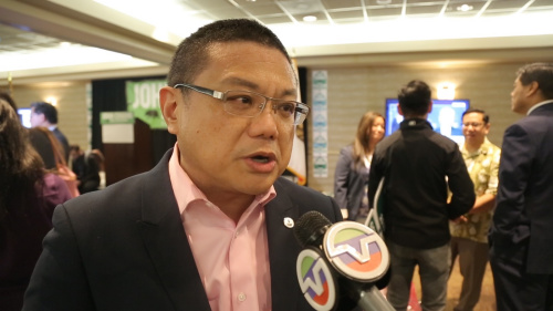 圖為華裔地產(chǎn)商許堅(jiān)接受美國中文網(wǎng)采訪 (美國中文網(wǎng) 趙梓亦 攝)