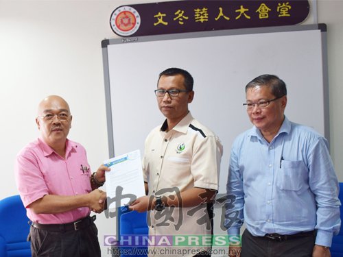 沙希(右2)移交文化街批淮信給葉玉欽，右為羅龍年。(馬來(lái)西亞《中國(guó)報(bào)》)