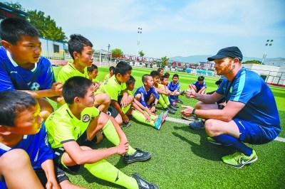 在課上，丹尼爾嚴謹認真，時不時還會嚴格地糾正孩子們的錯誤，但課后總結時，他也會夸贊孩子們的進步，為孩子們加油鼓勁。 