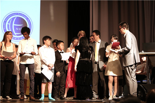 北歐國際交流協(xié)會會長季展有為團(tuán)體選手頒發(fā)金獎 北歐國際交流協(xié)會會長季展有為團(tuán)體選手頒發(fā)金獎